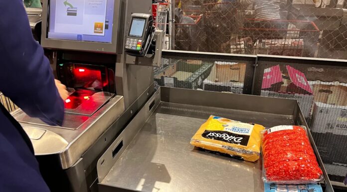 호주 대형 마트 무인 계산대 확대, 직원 계산대는 사라질까 Costco at Marsden Park in Sydney now features an electronic voice which announces the price of each item as it is scanned. Jo Abi_9NEWS