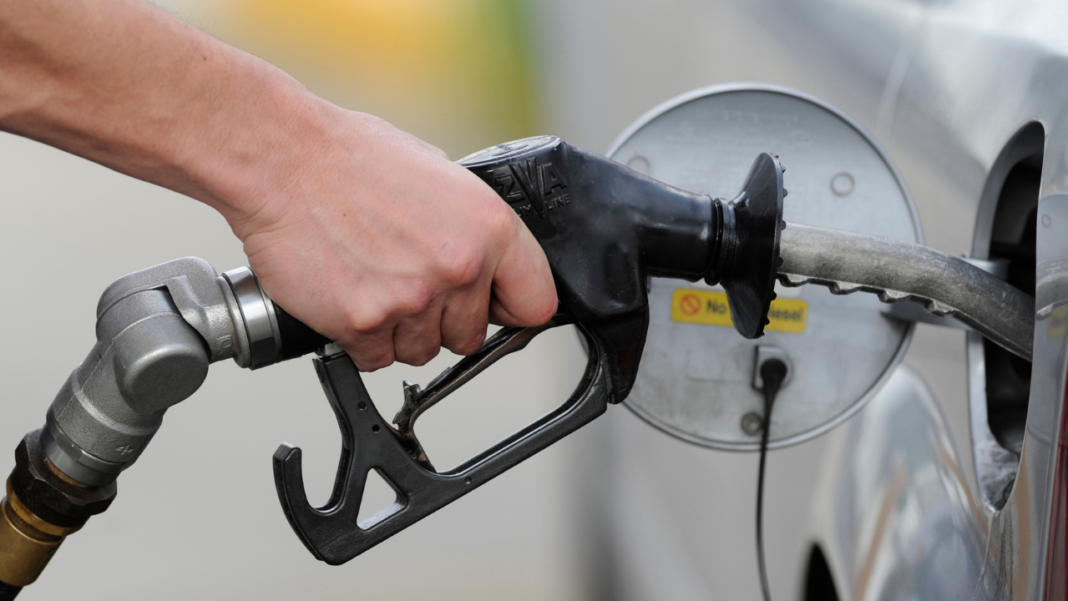 2.Australian motorists are currently getting 16 cents a litre discount. Credit AAP_7NEWS Australian motorists are currently getting 16 cents a litre discount. Credit AAP_7NEWS