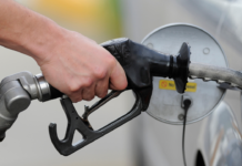 호주정부 유류세 인하 연장 가능성 열어 Australian motorists are currently getting 16 cents a litre discount. Credit AAP_7NEWS