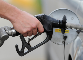 호주정부 유류세 인하 연장 가능성 열어 Australian motorists are currently getting 16 cents a litre discount. Credit AAP_7NEWS