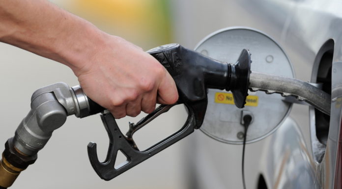 호주정부 유류세 인하 연장 가능성 열어 Australian motorists are currently getting 16 cents a litre discount. Credit AAP_7NEWS