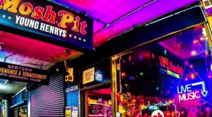 뉴타운, 라이브 음악 명소 모시핏(MoshPit) 폐업 In a heartfelt statement shared on Instagram, the venue said it would shut its doors on November 28, describing the decision as one made with ‘truly heavy hearts’. Source MoshPit Newtown_news.com.au