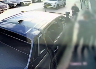 시드니 카페 앞 무단 차량 키 수거 논란, 경찰 내부 조사 착수 The police in the video are now under review. Supplied_9NEWS