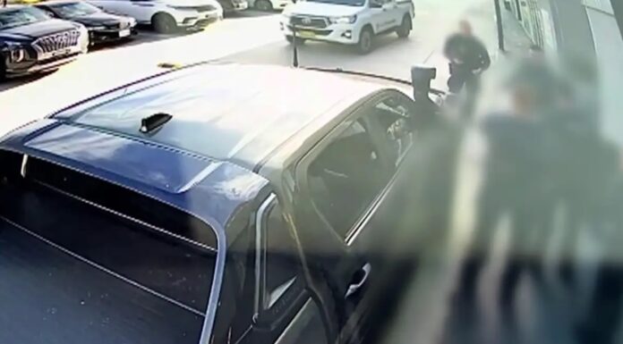 시드니 카페 앞 무단 차량 키 수거 논란, 경찰 내부 조사 착수 The police in the video are now under review. Supplied_9NEWS