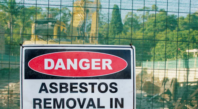 NSW, 석면 무료 수거·처리 제도 도입 Asbestos removal will be free for NSW households under a two-year trial starting in 2027. Getty ImagesiStockphoto_9news