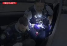 시드니 더블베이 유대교 회당에 모형 권총 겨눈 남성 2명 체포 Police searched the vehicle and found an imitation pistol, which they took for forensic examination. 9News