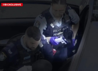 시드니 더블베이 유대교 회당에 모형 권총 겨눈 남성 2명 체포 Police searched the vehicle and found an imitation pistol, which they took for forensic examination. 9News
