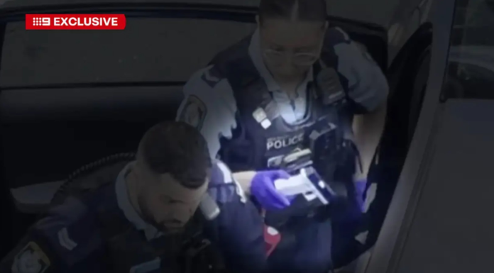 시드니 더블베이 유대교 회당에 모형 권총 겨눈 남성 2명 체포 Police searched the vehicle and found an imitation pistol, which they took for forensic examination. 9News