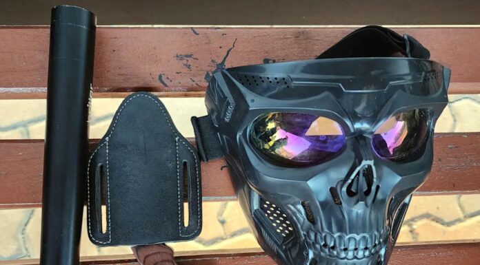 시드니 대중교통 범죄 단속중 무기와 마약 적발 A mask was seized by police in a crime crackdown on the Sydney transport network. NSW Police_9NEWS