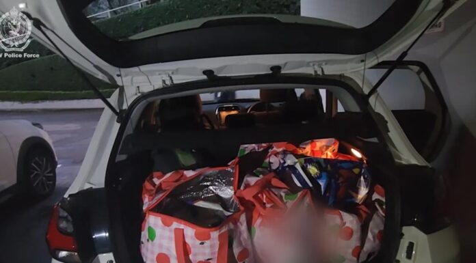 시드니 노스쇼어, 차량서 케타민 105kg 발견…영국인 2명 기소 A man and a woman have been charged after police seized 107 kilograms of ketamine, cash, and other drug paraphernalia on Sydney’s north shore. NSW Police_9NEWS