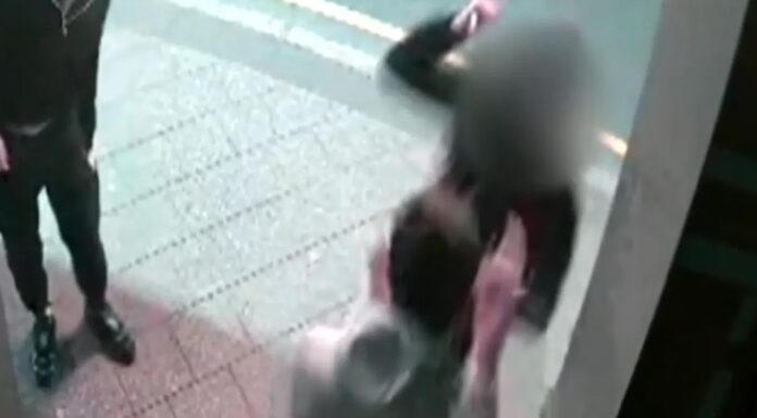뉴타운 거리 10대 흉기 피습, 친구도 기소 What sparked the confrontation is unknown. 9News_