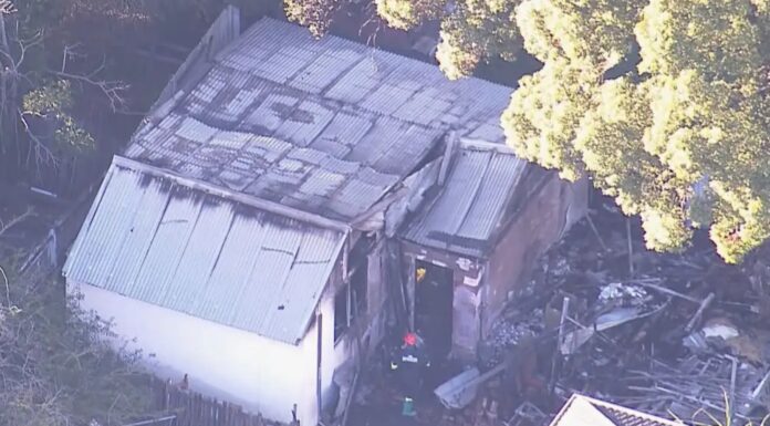 시드니 와일리파크(Wiley Park) 주택 화재로 일가족 3명 사망 Fire had already torn through the granny flat by the time firefighters arrived. 9News