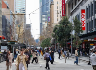 호주 소매업 침체 속 시드니 Kogan, 10억 달러 매출 기록 The retail sector is copping it. Picture Ian Currie_news.com.au