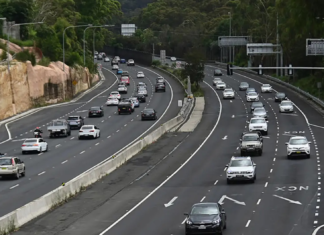 시드니 통행료, NSW 정부 인하 계획 발표 Millions of NSW motorists are set to benefit from cheaper tolls on some roads from next year. Steven Saphore SMH_9news