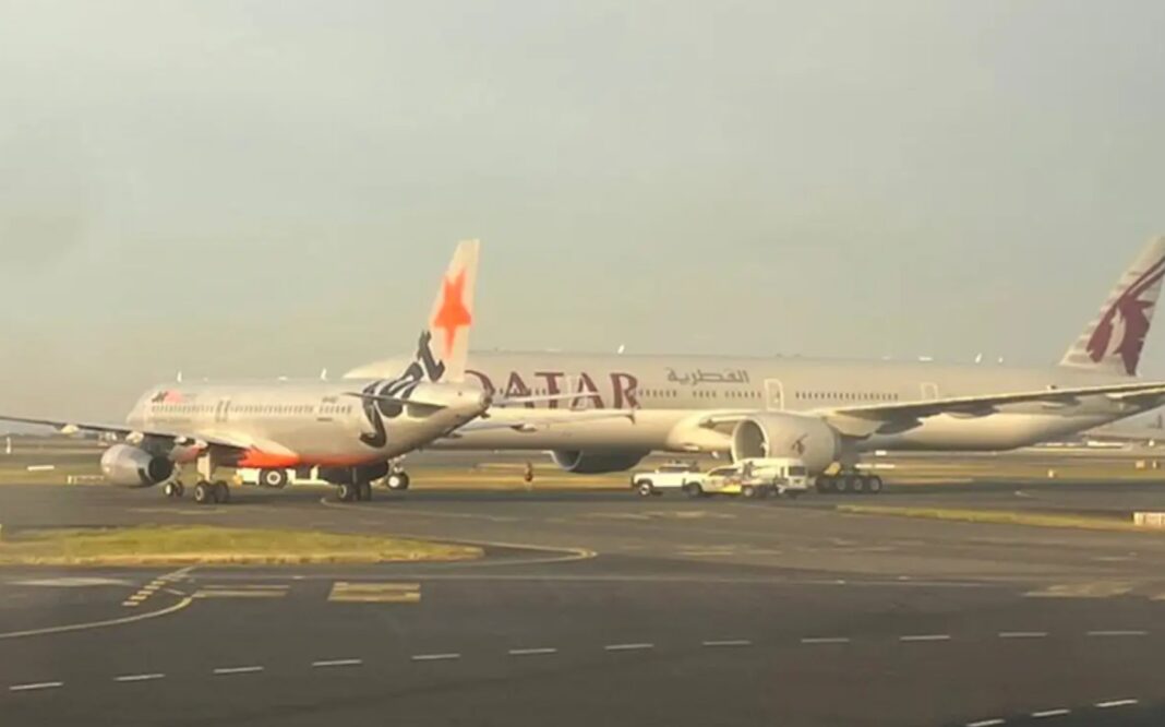 2.A Jetstar and a Qatar Airways plane came within metres of colliding on the tarmac at Sydney Airport. 9News A Jetstar and a Qatar Airways plane came within metres of colliding on the tarmac at Sydney Airport. 9News