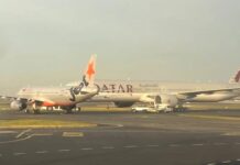 시드니 공항서 항공기 두 대 충돌 아찔한 위기… 수 미터 간격 접근에 조사 착수 A Jetstar and a Qatar Airways plane came within metres of colliding on the tarmac at Sydney Airport. 9News