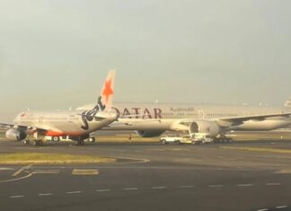 시드니 공항서 항공기 두 대 충돌 아찔한 위기… 수 미터 간격 접근에 조사 착수 A Jetstar and a Qatar Airways plane came within metres of colliding on the tarmac at Sydney Airport. 9News