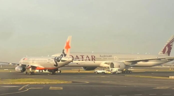 시드니 공항서 항공기 두 대 충돌 아찔한 위기… 수 미터 간격 접근에 조사 착수 A Jetstar and a Qatar Airways plane came within metres of colliding on the tarmac at Sydney Airport. 9News
