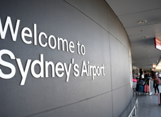 시드니공항 직원, 필로폰 원료 127kg 밀반입 도와 징역형 A Sydney Airport worker has been jailed over his role in importing 127kg pseudoephedrine into Australia. Credit AAP Image_7news