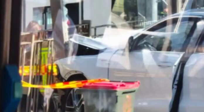 시드니 북부서 아우디 차량 버스정류장 돌진…운전자 난동으로 징역형 위기 An 18-year-old is in hospital after a car lost control and slammed into a bus stop in Sydney’s north, with the driver arrested soon after. Epping NSW_9news