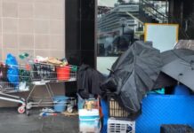 화려함 속 감춰진 그늘… 서큘러키 노숙 문제 ‘비상’ Clusters of makeshift shelters have continued to appear outside Sydney’s Circular Quay train station. Supplied_9news