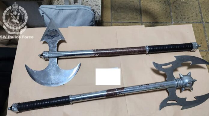 시드니 펜리스 주택서 불법 무기 대거 압수 Two men are due in court after police allegedly found a stash of illegal weapons at a house in Sydney’s west. NSW Police_9news