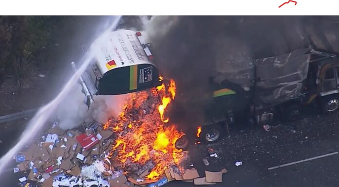 M5 고속도로서 쓰레기 수거차 화재 발생 Garbage truck bursts into flames on busy Sydney motorway during peak hour 9News