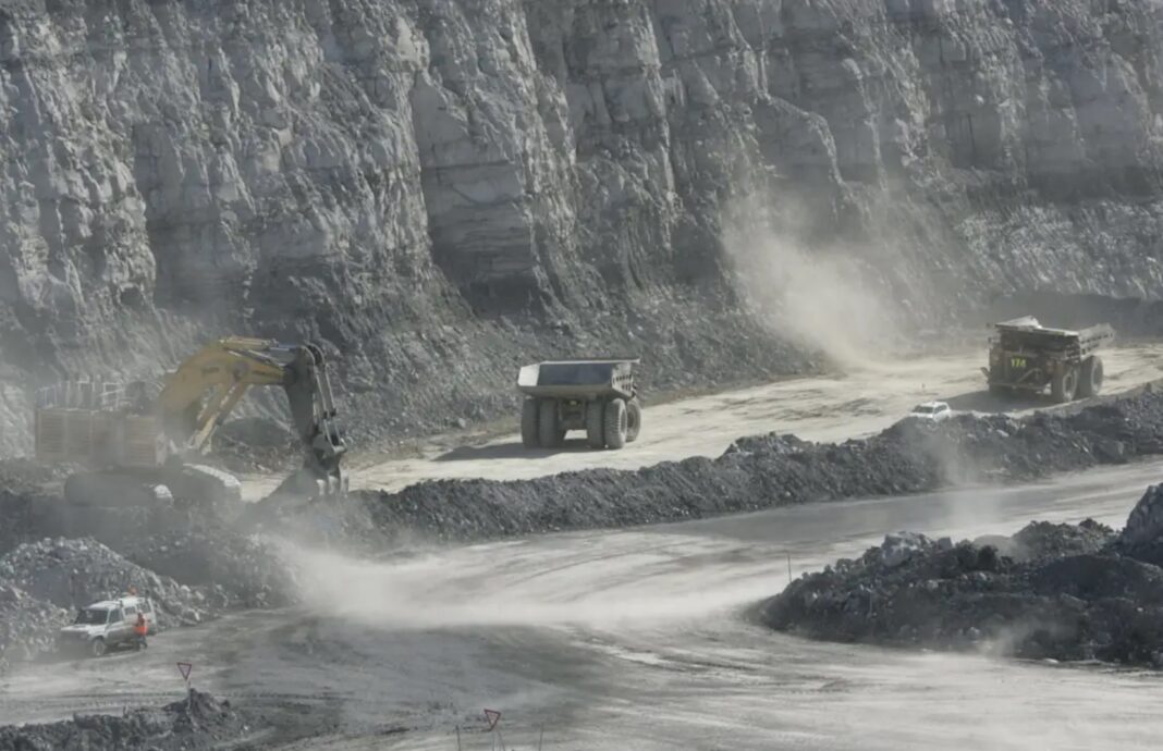 9.A worker has died in a mining accident in the NSW Hunter Valley. Anita Jones_9news A worker has died in a mining accident in the NSW Hunter Valley. Anita Jones_9news
