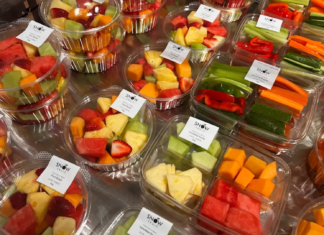 호주 슈퍼마켓, 손질된 과일·채소 인기…“시간 절약이 더 중요” Woolies customers want “convenient, healthy options”, with pre-cut fruit fitting the brief. Jo Abi_9news
