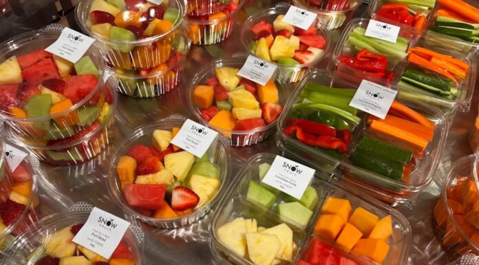 호주 슈퍼마켓, 손질된 과일·채소 인기…“시간 절약이 더 중요” Woolies customers want “convenient, healthy options”, with pre-cut fruit fitting the brief. Jo Abi_9news