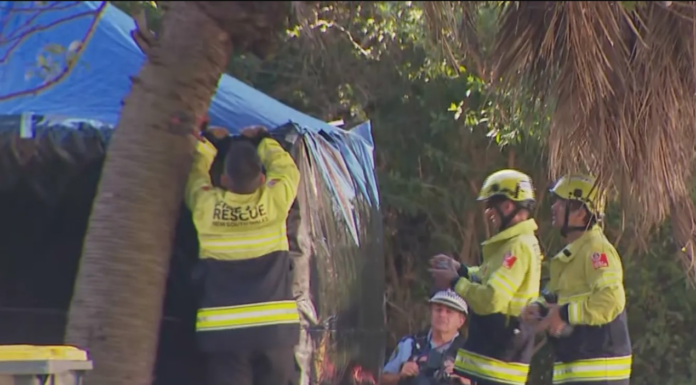 시드니 오번 아파트 쓰레기통에서 갓 태어난 아기가 숨진 채 발견 A police investigation is under way after a baby’s body was discovered in Sydney’s west. 9News