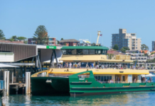 시드니 서큘러키에서 페리 충돌, 4명 부상 A ferry carrying 149 passengers struck a pylon while pulling into Sydney’s Circular Quay during the Monday afternoon peak._news.com.au