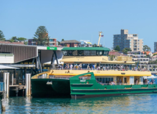 시드니 서큘러키에서 페리 충돌, 4명 부상 A ferry carrying 149 passengers struck a pylon while pulling into Sydney’s Circular Quay during the Monday afternoon peak._news.com.au