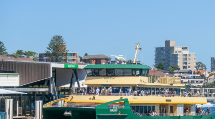 시드니 서큘러키에서 페리 충돌, 4명 부상 A ferry carrying 149 passengers struck a pylon while pulling into Sydney’s Circular Quay during the Monday afternoon peak._news.com.au