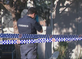 NSW Wagga Wagga 주택서 23세 여성 숨져 Police at the scene of an alleged fatal stabbing in Wagga Wagga. 9News