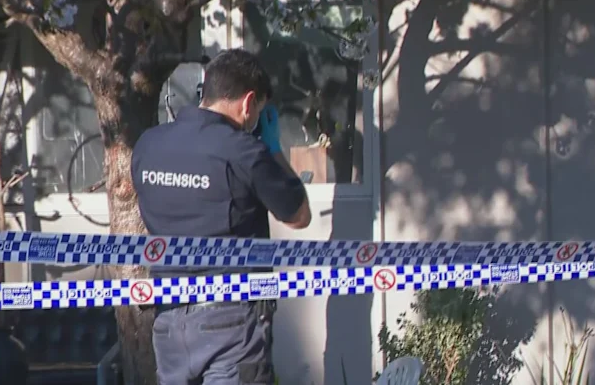 NSW Wagga Wagga 주택서 23세 여성 숨져 Police at the scene of an alleged fatal stabbing in Wagga Wagga. 9News