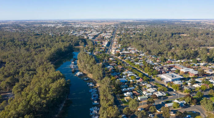 비 와도 마르는 머레이강… 호주 식량 40% 위기 초래하나 The Murray River is Australiaí»s most vital waterway. iStock_9news