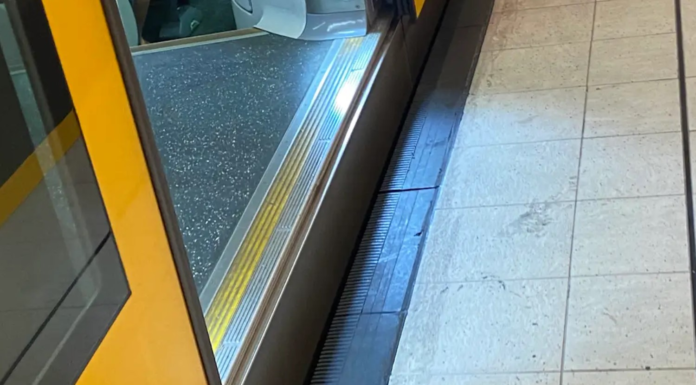 시드니 기차 틈새 보완 장치가 설치 후 승강장 추락 사고 43% 감소 The rubber gap filler provide a smooth transition from train to platform. Reddit_9news