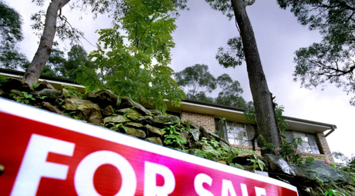 NSW 부동산 중개업체 언더쿼팅 무더기 적발 Undercover government inspectors have carried out a compliance blitz on real estate agents in NSW. AFR_9news