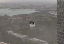 시드니 강풍에 10만 가구 정전 A couch was blown off a high-rise balcony in St Leonards. Nine