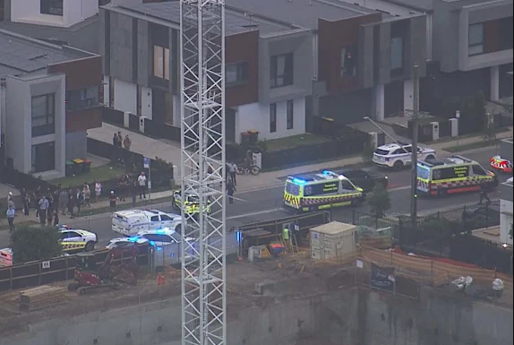 시드니 북서부 아파트서 11세 소년 얼굴·목에 총상… 18세 청년 3명 체포 A child has been shot at a home in Sydney’s north-west. Nine