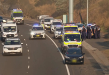 시드니 리드컴서 흉기 위협 차량 강탈 및 경찰 추격전 발생 …피의자 구금 Emergency services were called to the scene. 9News
