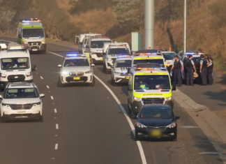 시드니 리드컴서 흉기 위협 차량 강탈 및 경찰 추격전 발생 …피의자 구금 Emergency services were called to the scene. 9News