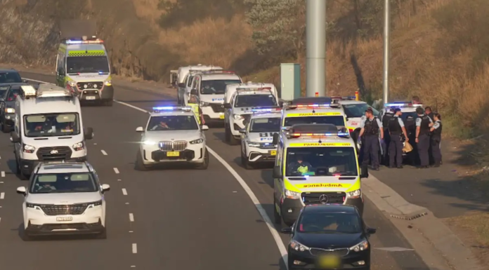 시드니 리드컴서 흉기 위협 차량 강탈 및 경찰 추격전 발생 …피의자 구금 Emergency services were called to the scene. 9News
