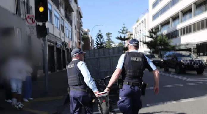 시드니 북부 해변지역서 불법 전기자전거 36대 압수 New legislation came into effect last month giving police the power to seize illegal e-bikes. 9News