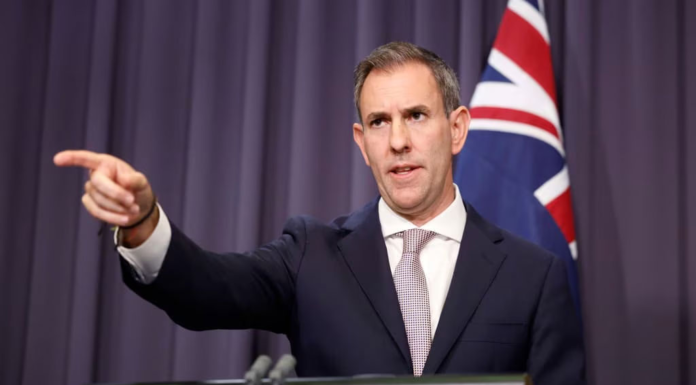 챌머스 재무장관 “원네이션 이민 정책, 갈피 못 잡아”… 농가는 일손 부족 호소 Treasurer Jim Chalmers says there will still be a role for backpackers. Picture NewsWire Hilary Wardhaugh_news.com.au