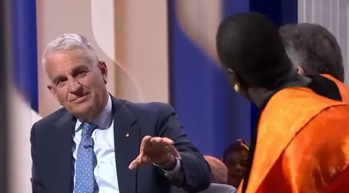 호주 시민권과 훈장 포기 선언한 난민 옹호자, 15만 달러 모금 Former PM John Anderson and lawyer Nyadol Nyuon. Picture ABC_news.com.au