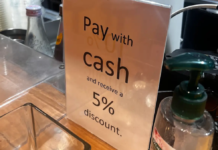 “현금이면 좀 깎아주나요?”… 카드 수수료 금지 후 ‘흥정’이 생활비 절약법으로 Since the credit card surcharge ban, hospitality venues have begun displaying signs offering discounts for cash. Pictured: Doodee King. Jo Abi