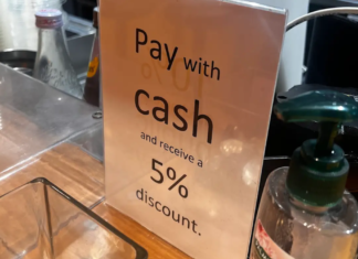 “현금이면 좀 깎아주나요?”… 카드 수수료 금지 후 ‘흥정’이 생활비 절약법으로 Since the credit card surcharge ban, hospitality venues have begun displaying signs offering discounts for cash. Pictured: Doodee King. Jo Abi