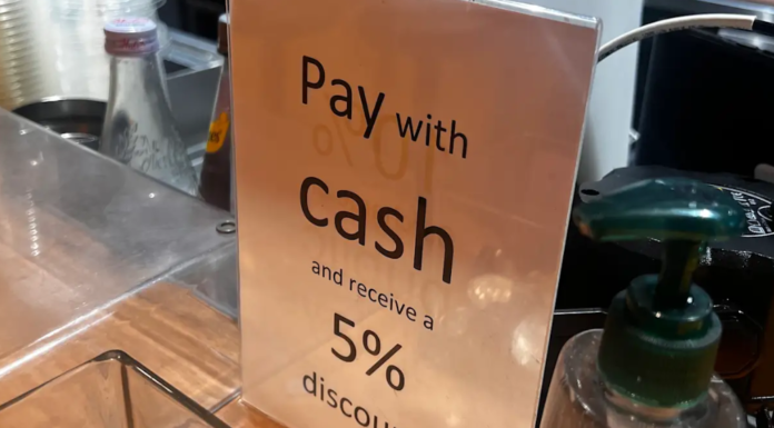 “현금이면 좀 깎아주나요?”… 카드 수수료 금지 후 ‘흥정’이 생활비 절약법으로 Since the credit card surcharge ban, hospitality venues have begun displaying signs offering discounts for cash. Pictured: Doodee King. Jo Abi